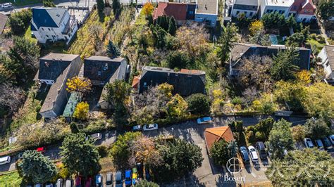 Ilustrácia znázorňujúca modernú infraštruktúru v harmonickom spojení s prírodou