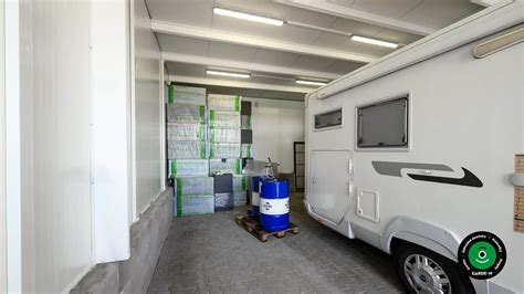 Interiér plechovej garáže s uskladneným náradím a bicyklami