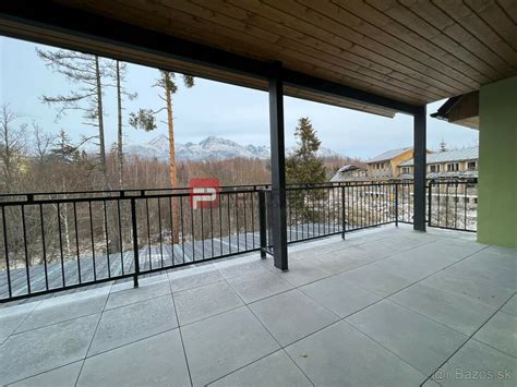 Vysoké Tatry s apartmánovým domom v popredí