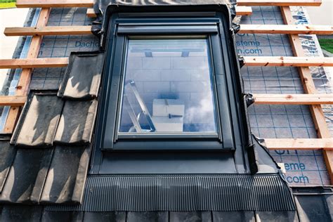 Detail strešného okna s výhľadom na nočnú oblohu.