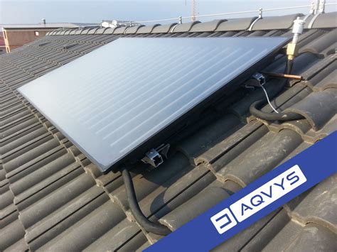 Solárne kolektory na streche domu nad bazénom