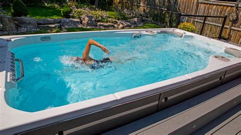 Moderný Swim Spa v záhrade