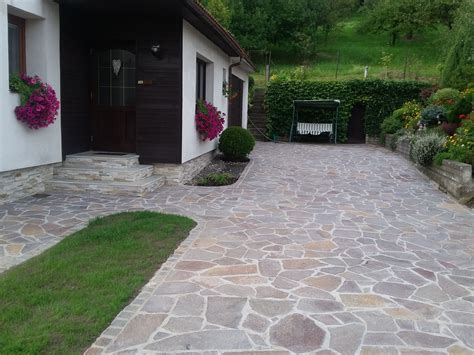 Kamenná terasa s výhľadom do záhrady
