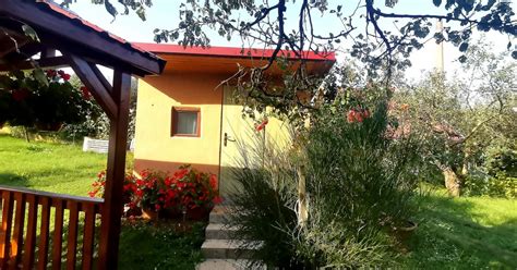 Záhradná chatka s dreveným altánkom a kvetinovým záhonom