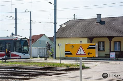 Značka upozorňujúca na nočný kľud