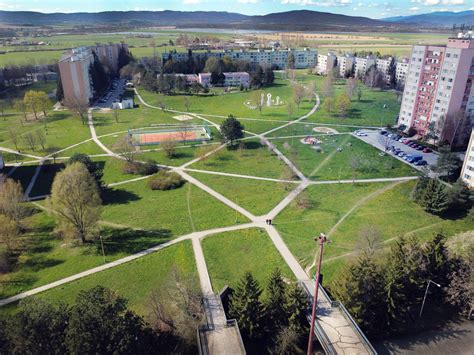 Pohľad na Cvernovku z vnútrobloku, kombinujúci staré a nové