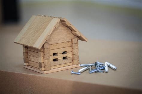 Infografika porovnávajúca náklady na rekonštrukciu s firmou a svojpomocne