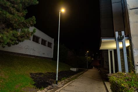 Ilustračná fotografia modernej LED lampy verejného osvetlenia