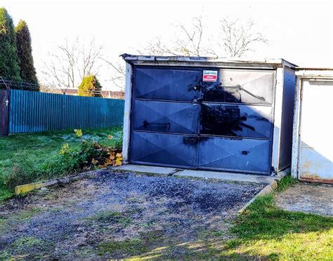 Betónová garáž postavená na záhrade