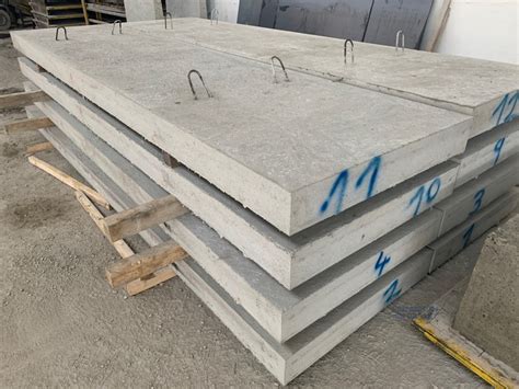 Žeriav montuje betónové panely garáže