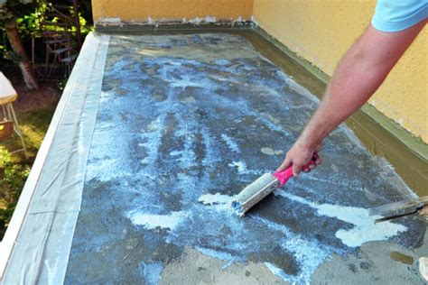 Detail aplikácie sklotextilnej mriežky do hydroizolačnej stierky na balkóne
