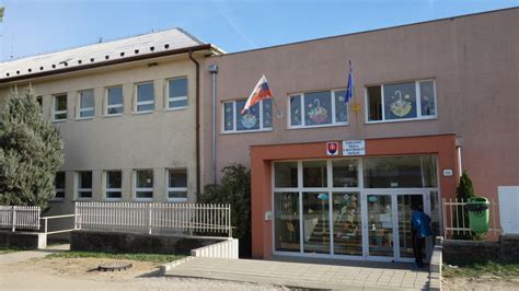 Budova základnej školy v Nižnej Kamenici
