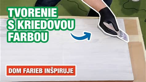 Fotografia detailu dvierok natretých kriedovou farbou s novými úchytkami