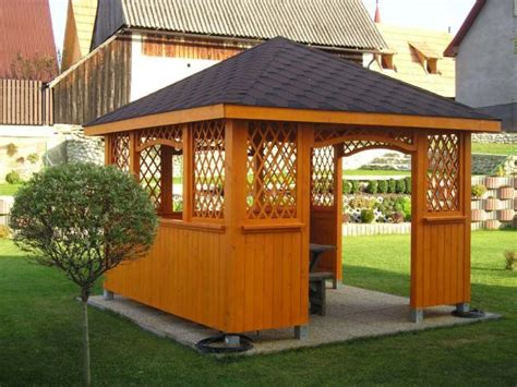 Drevený záhradný altánok v záhrade