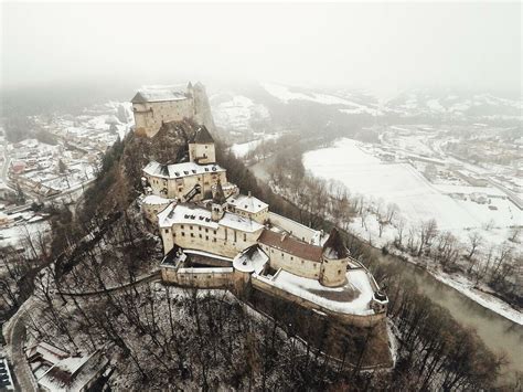 Fotografia Oravského hradu týčiaceho sa nad krajinou