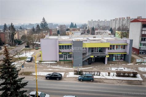 Polyfunkčná budova na križovatke v Sásovej