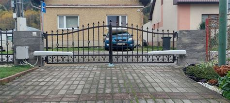 Detail dvojkrídlovej brány plechovej garáže