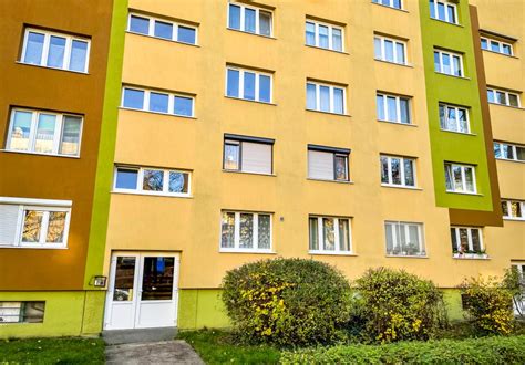 Fasáda panelového bytového domu