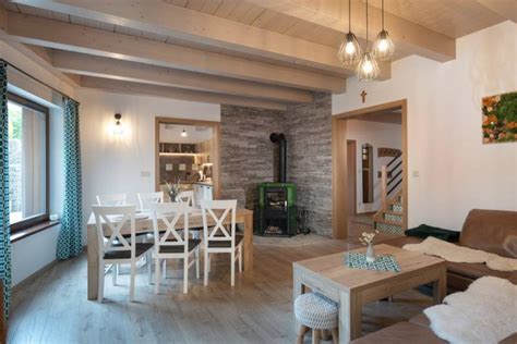 Fotografia interiéru chaty s kachľami a kuchynským kútikom