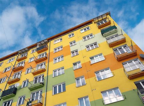 Zateplený panelový dom s farebnou fasádou