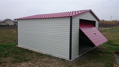 Plechová garáž s dreveným dekorom