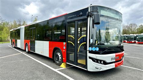 Autobus s dobrovoľníkmi.