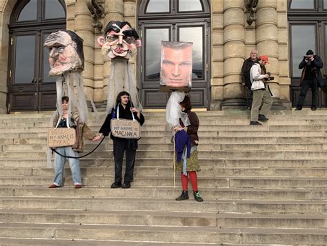 Ilustrácia študentov s batožinou pred pražským internátom