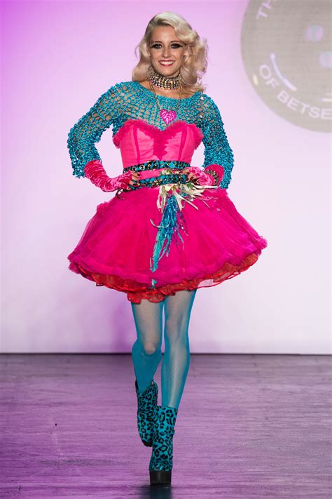 Dizajn šiat Betsey Johnson s priestorovými motívmi