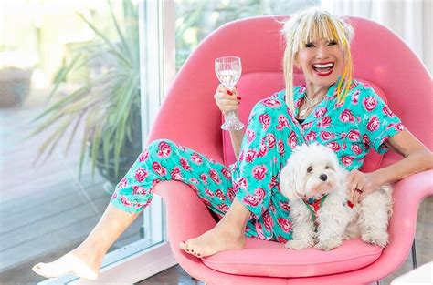 Detail návrhu Betsey Johnson s typickými prvkami
