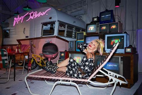 Betsey Johnson na prehliadke, predvádza svoje charakteristické mlynské kolo