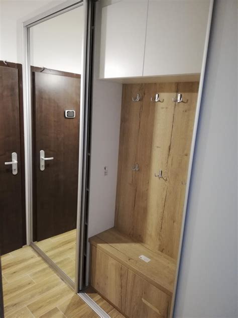 Nápady na zariaďovanie úzkych a dlhých predsiení