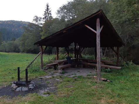 Turistický prístrešok pod lesom
