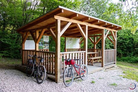 Turistický prístrešok postavený z bicykla a plachty
