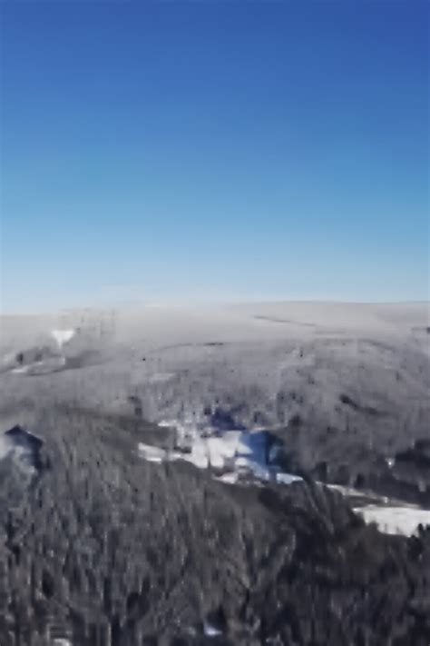 Pilot lietajúci na vetroňe nad krajinou