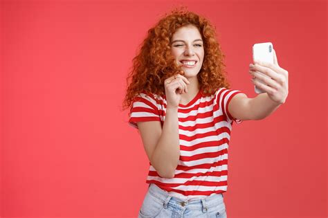 Stredoškoláci pri fotení selfie