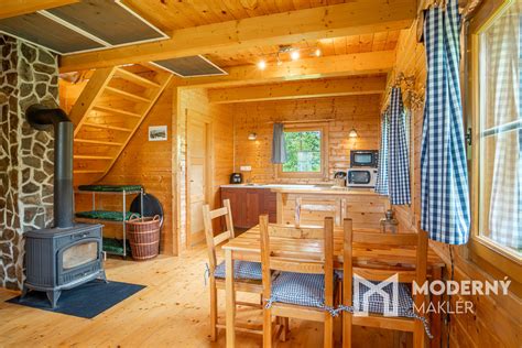 Štýlová drevená chata v lesnom prostredí