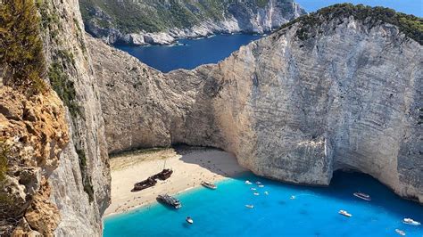 Pohľad na pláž Navagio s vrakom lode