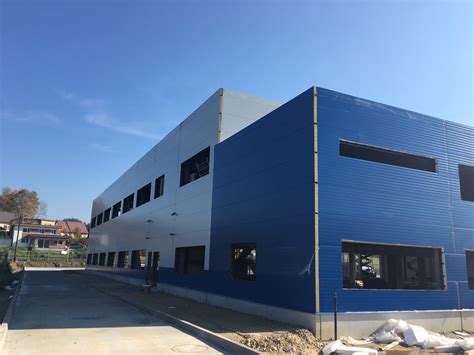 Vizualizácia moderného priemyselného skladu alebo výrobnej haly