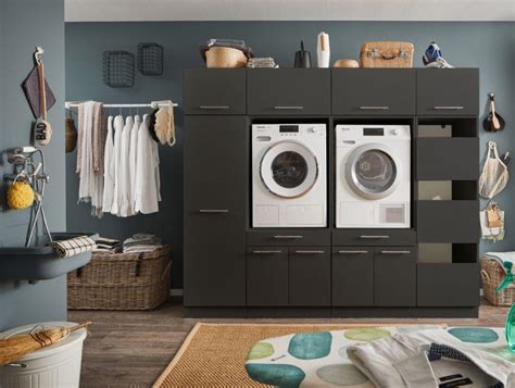 Interiér modernej práčovne s práčkou