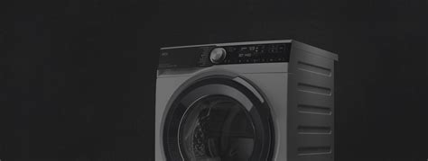 Ilustrácia použitia vodováhy na kontrolu roviny práčky