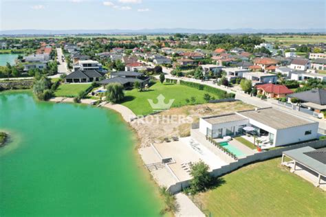 Park s detským ihriskom v Hrubá Borša