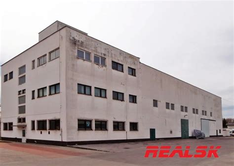 moderná hala s kanceláriami