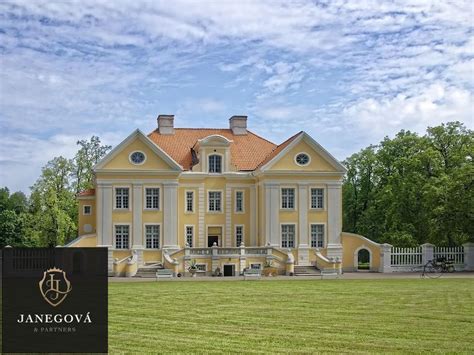 historický objekt s kaviarňou