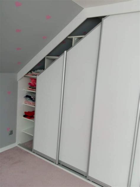 Interiér vstavané skrine s detailmi políc a vešiakov