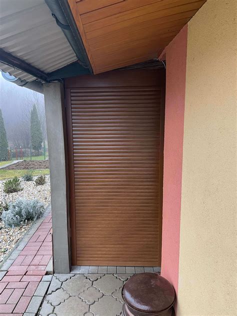 Ukážka dreveného dekoru na fasáde skrine