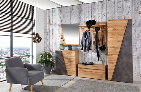 Detail moderného nábytku do predsiene s kovovými prvkami