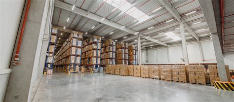 Interiér modernej skladovej haly s vysokou svetlou výškou