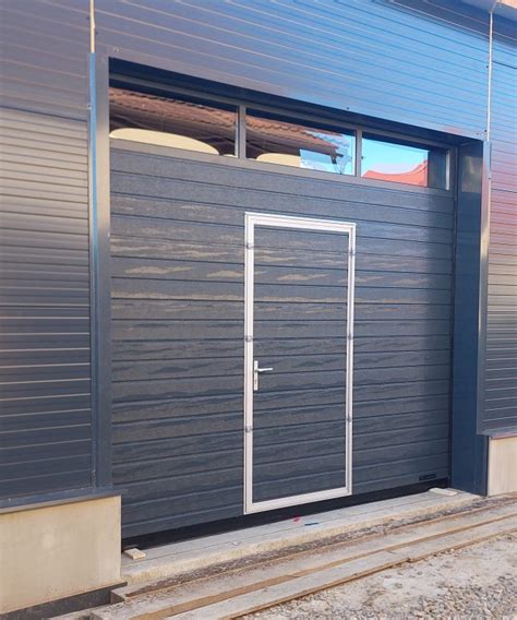 Detail priemyselnej brány s rampou