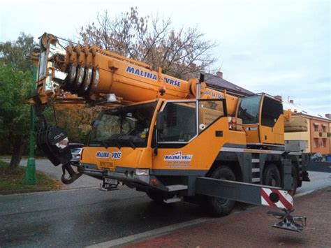 Ilustračná fotografia sťahovacieho auta s hydraulickou rukou