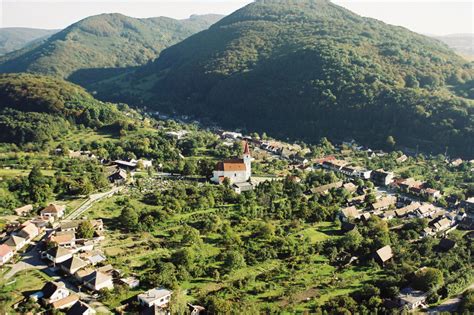 Pohľad na obec Pernek s Malými Karpatami v pozadí